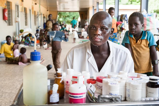 Rehni,Il distribue les médicaments dans la partie réservé aux enfants.