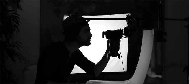 Silhouette de Pedro Ribeiro derrière son appareil photographique.
